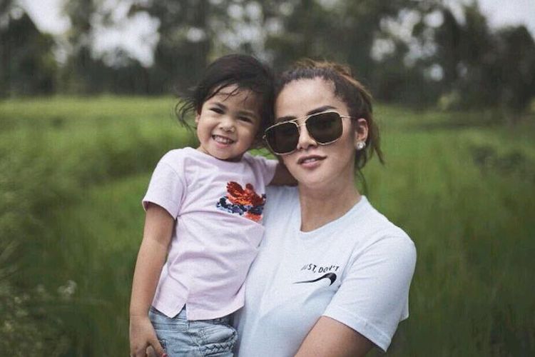 Mengintip OOTD Olla Ramlan dan Putrinya dengan Balutan Busana Bernuansa Putih, Kompak Banget!