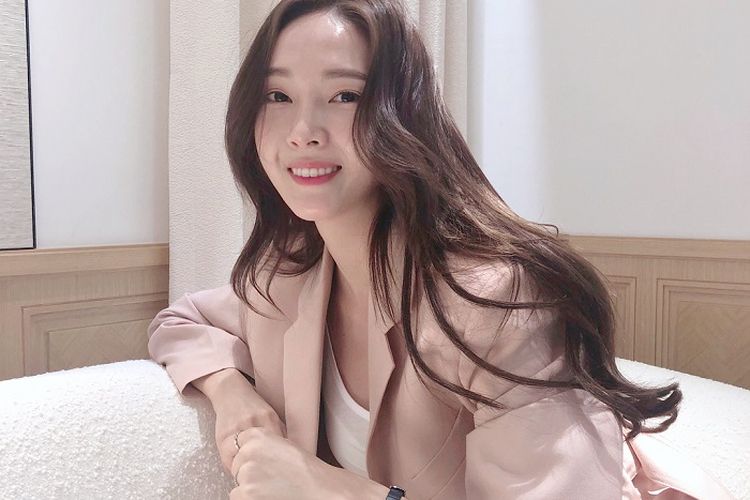 Contek yuk Gaya Jessica Jung Kenakan Sweater dan Straight Jeans dengan Pilihan Busana Terjangkau