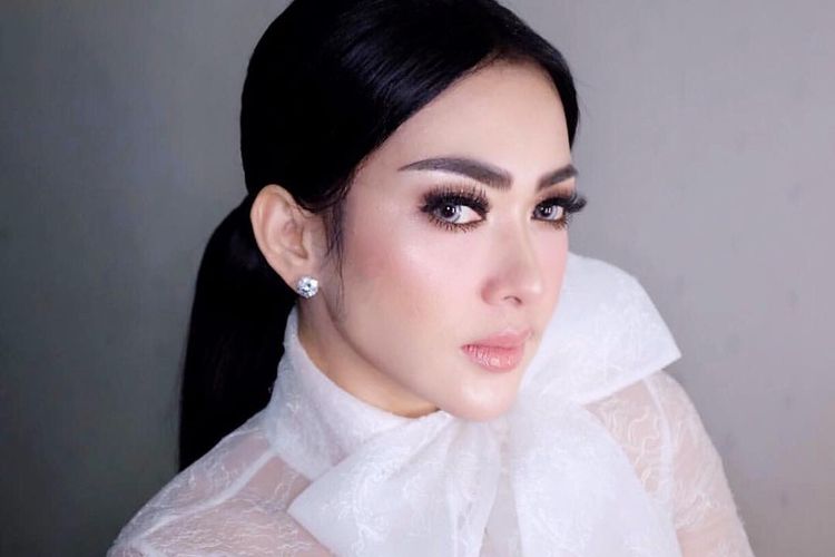 Niatnya Tampil Sederhana Tanpa Makeup, Syahrini Justru Kepergok Pakai Sendal Bulu Binatang dengan Harga Selangit!