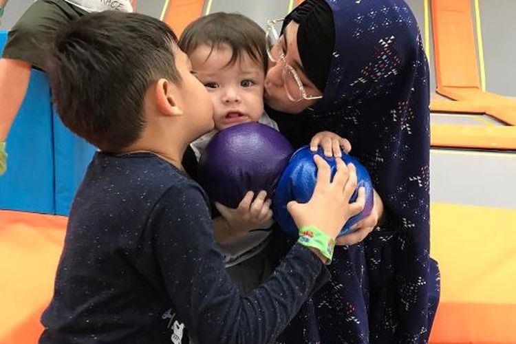 Beda Ayah, Anak Risty Tagor Tetap Kompak