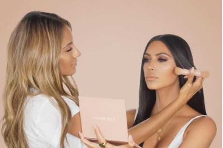 Baru Dirilis Kosmetik Ini Dijamin Laris Sekejap: Kim Kardashian KKW Beauty Powder dan Highlight Kit