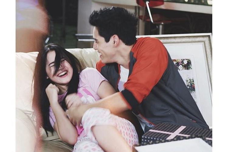Aw! Prilly Latuconsina Digendong Maxime Bouttier di Atas Panggung