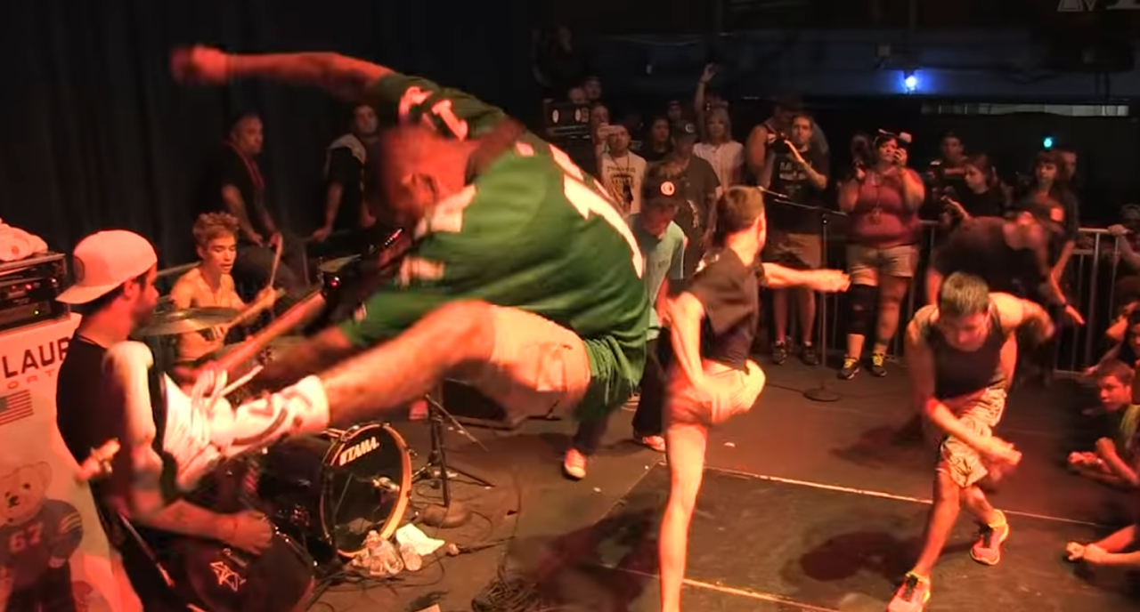 Ini Arti Dan Sejarah Gerakan Two Step Joget Pengiring Musik Hardcore