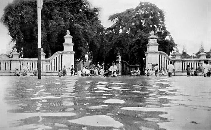 Banjir dengan volume air yang tinggi di pintu masuk menuju alun-alun utara Keraton Surakarta di tahun 1966.