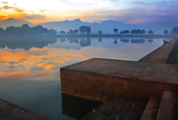 Fajar di situs arkeologi Kolam Segaran di Trowulan, Mojokerto, Jawa Timur. Bangunan air ini menjadi salah satu tengara Ibu Kota Majapahit. 