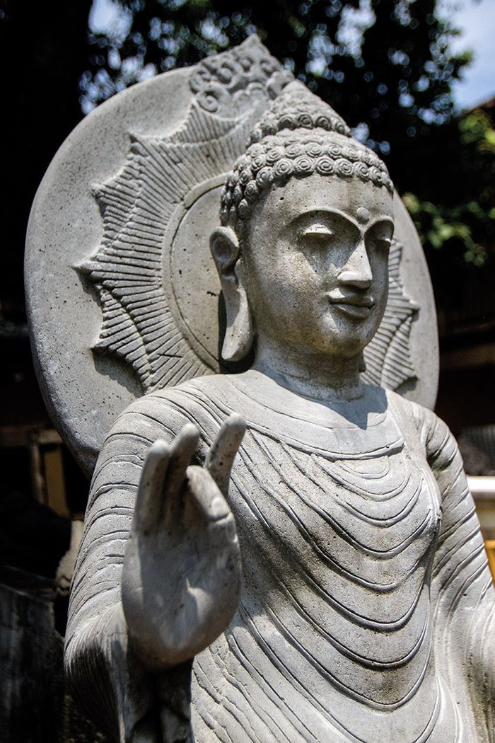 Arca Buddha karya perajin batu di Jatisumber, Trowulan. Sebuah tradisi leluhur yang berlanjut?