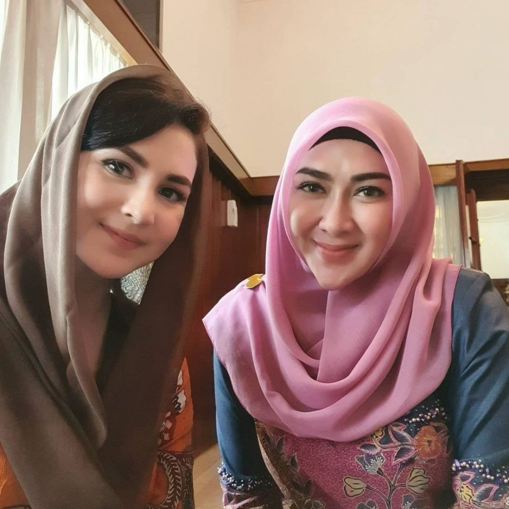 Foto Yuni Sophia istri Bupati Nganjuk Novi Rahman Hidayat saat bersama Arumi Baschin, istri Wakil Gubernur Jawa Timur.