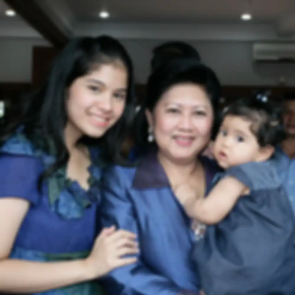 Annisa Pohan bersama Ani Yudhoyono yang menggendong cucu.
