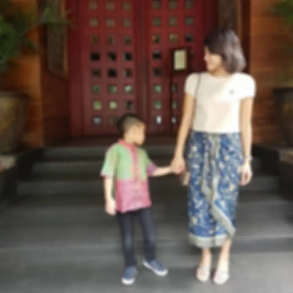 Artis peran Dian Sastro dan anak pertamanya yang menyandang autisme Shailendra Naryama Sastraguna Sutowo. 