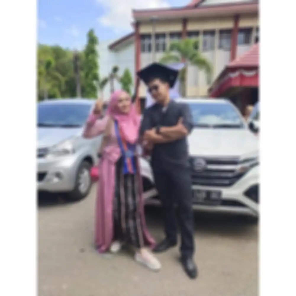 Suami banting tulang jualan cobek demi biaya kuliah S2 sang istri