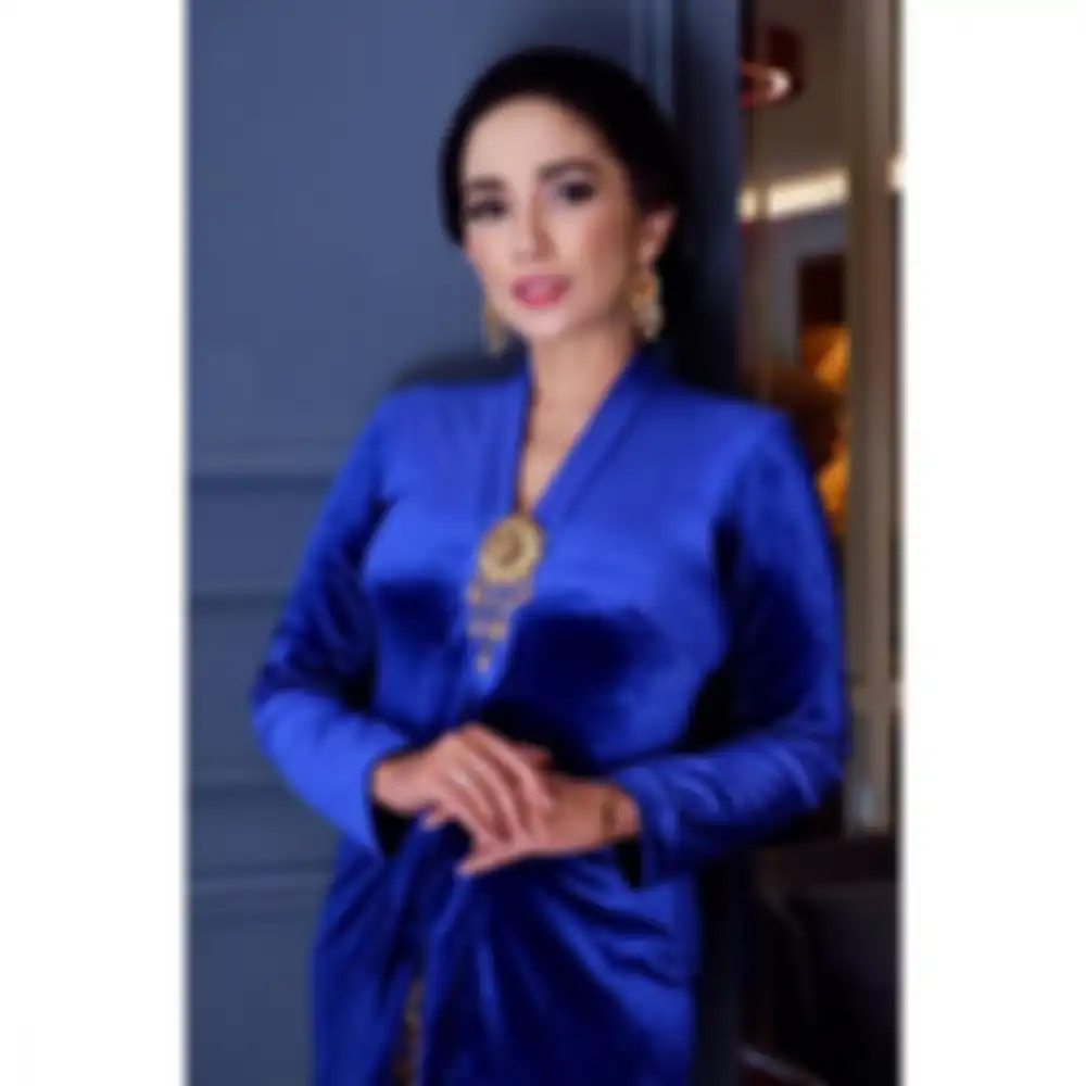 Ussy Sulistiawaty berkebaya