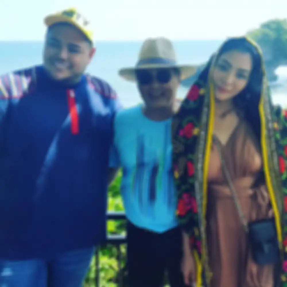 Bambang Tjahyo Gunawan sering memperlihatkan kebersamaan dengan Ivan Gunawan di Instagram.