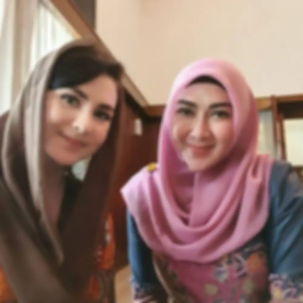 Foto Yuni Sophia istri Bupati Nganjuk Novi Rahman Hidayat saat bersama Arumi Baschin, istri Wakil Gubernur Jawa Timur.