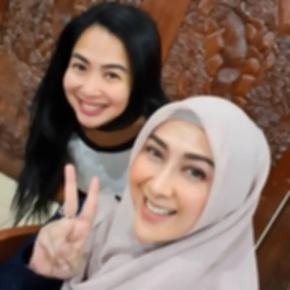 Foto Yuni Sophia istri Bupati Nganjuk Novi Rahman Hidayat berpose bersama Feny Rose. 