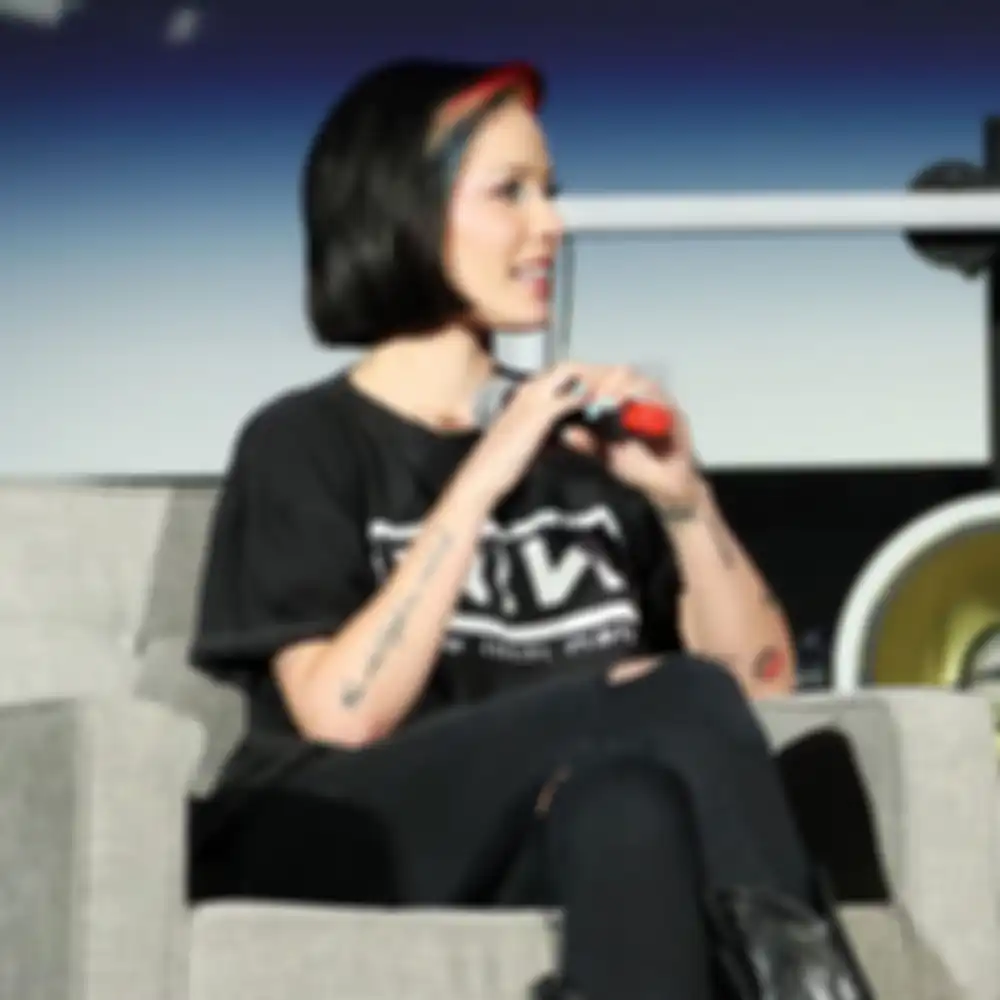 Halsey pake kaos NIN