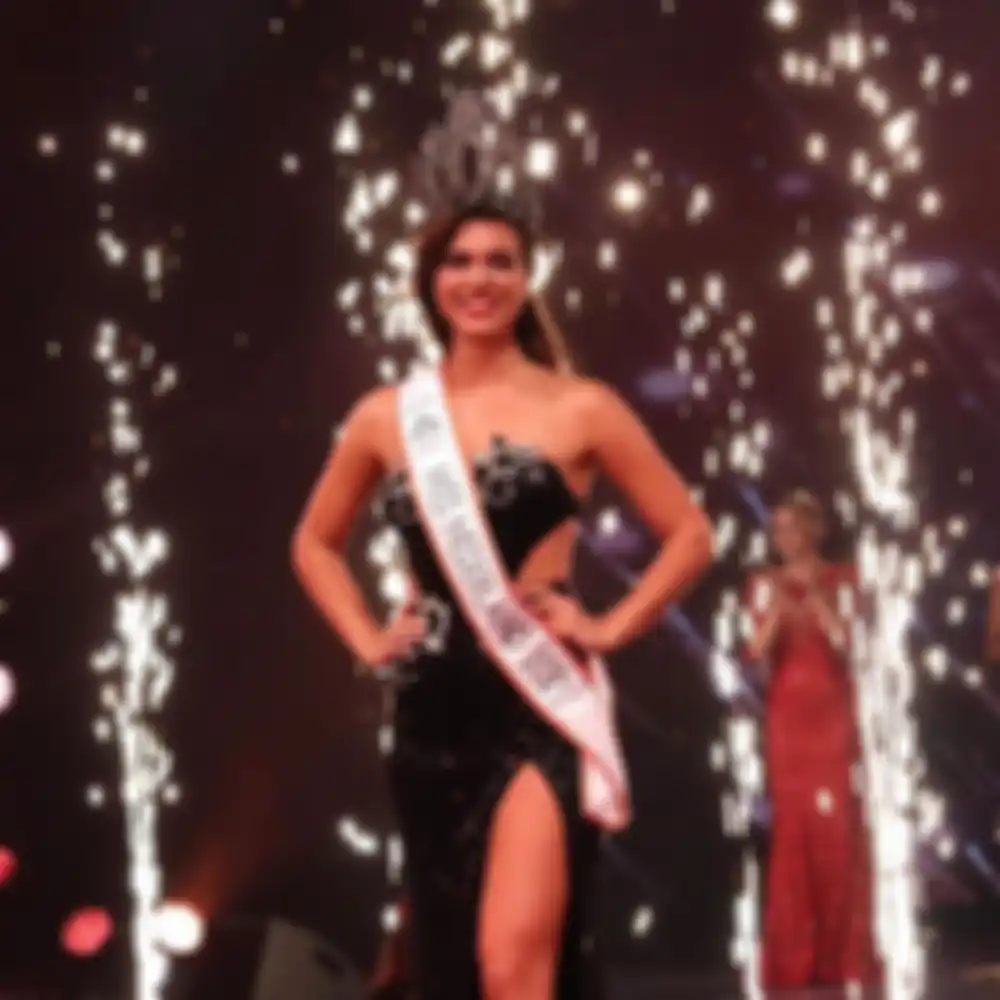 Finalis Miss Universe 2021 asal Belanda, Julia Sinning 