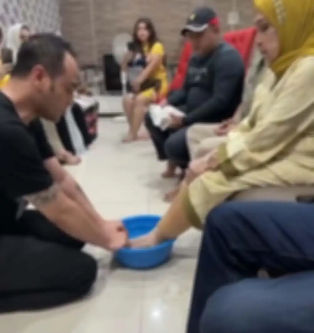 Foto Ferry Irawan membasuh kaki ibunda beredar di media sosial. Namun, foto ini masih memicu keraguan netizen terhadap cintanya ke Venna Melinda.
