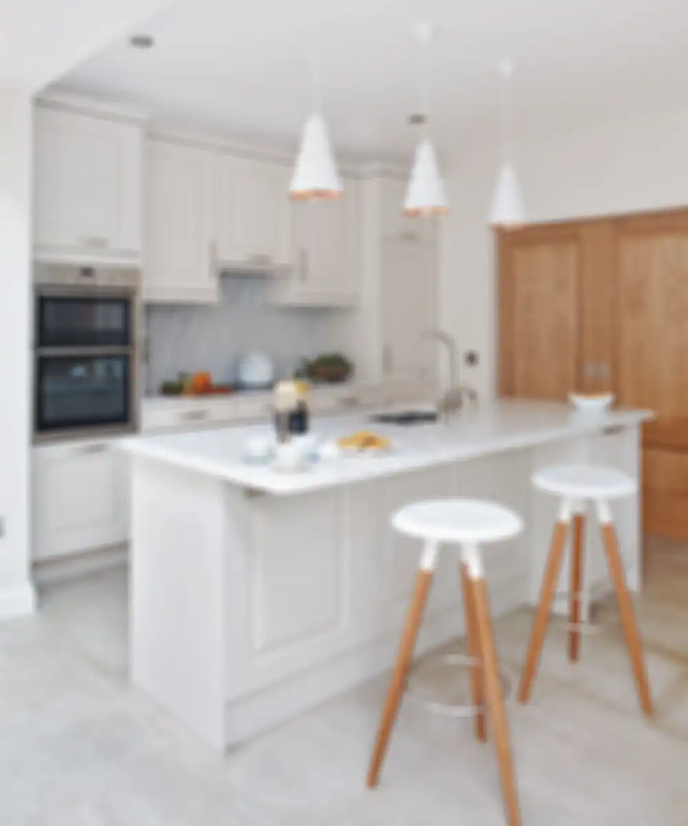 Desain open space pada dapur mungil memberi kesan luas dan pemandangan plong ke semua arah.
