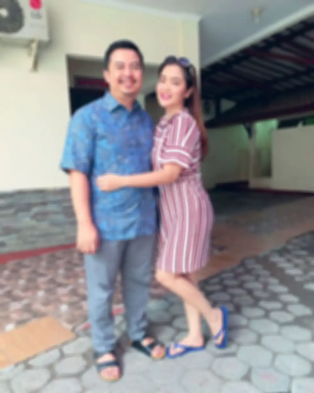 Vega Darwanti dan sang suamii