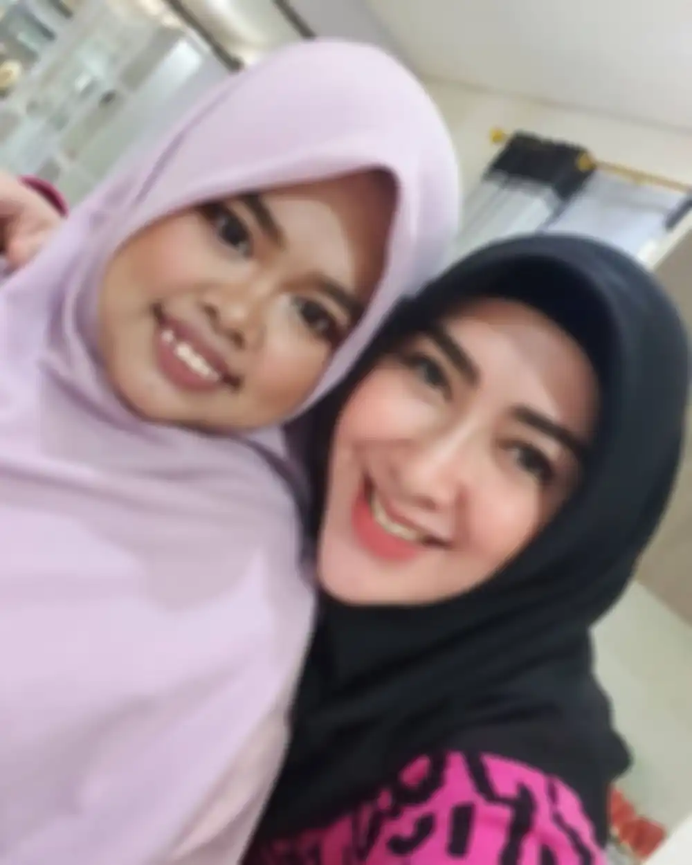 Foto Yuni Sophia istri Bupati Nganjuk Novi Rahman Hidayat yang juga bergaya bersama YouTuber Kekeyi.