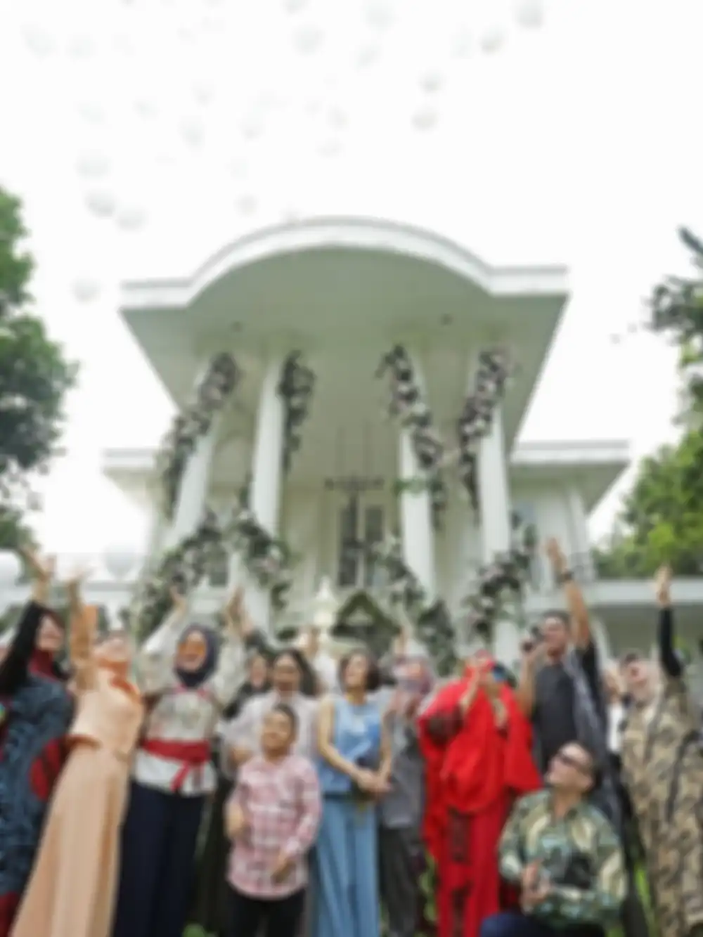 Mengenang ulang tahun terakhir Rina Gunawan yang dirayakan di halaman rumah