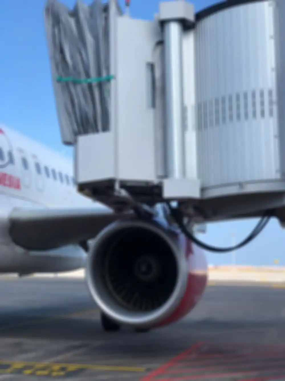 Foto kondisi pesawat Batik Air yang menabrak garbarata di Bandara Internasional I Gusti Ngurah Rai, Bali, Sabtu (22/5/2021). 