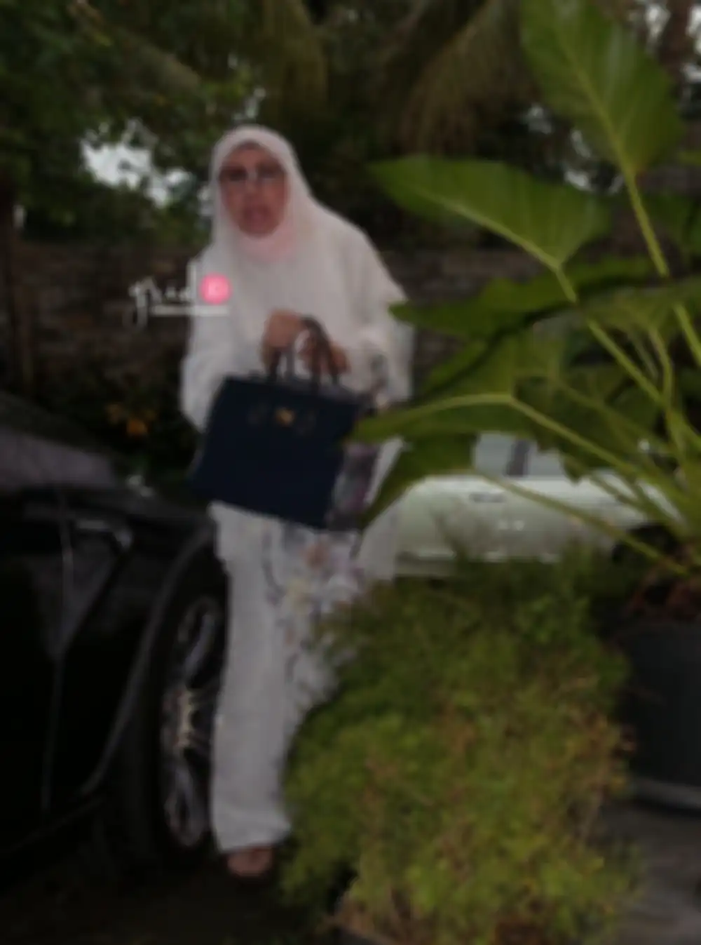 Umi Nung sudah lama menjadi guru spiritual Maia Estianty. Beliau juga kerap diminta untuk memberikan