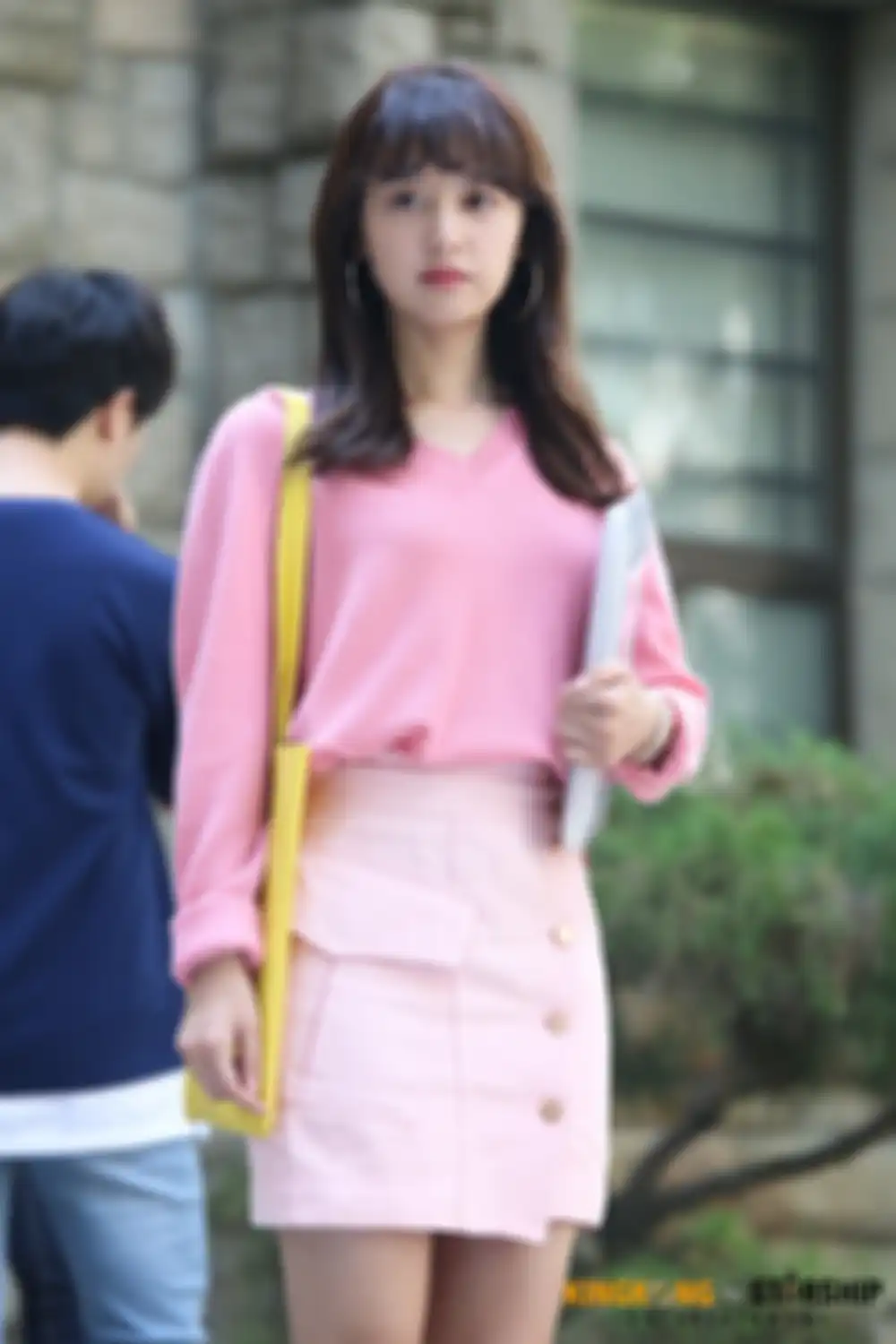 Kim Ji Won v-neck sweater & asymmetrical skirt