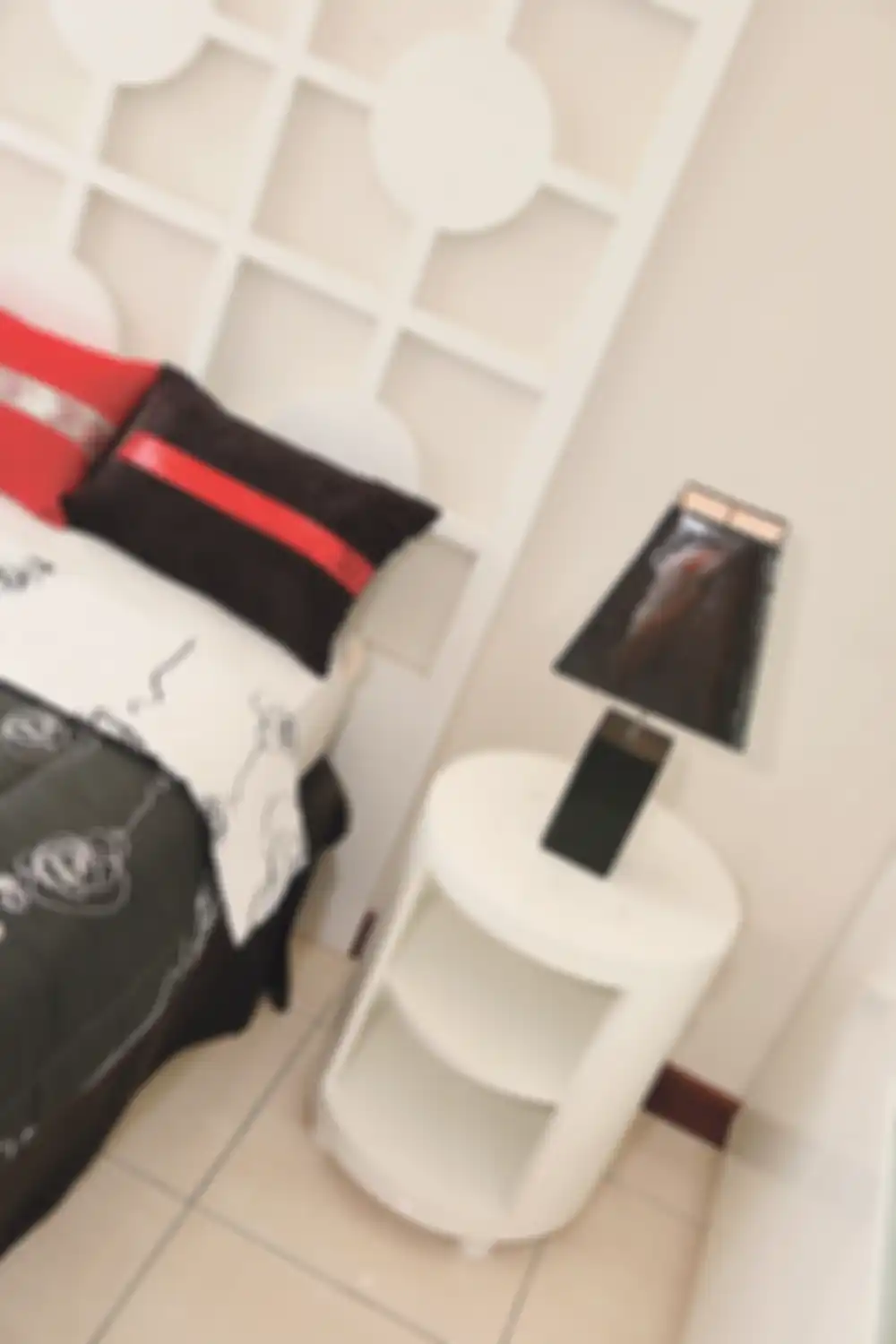 Semua elemen interior seperti headboard, lemari, dan meja di sini dilapis cat berwarna putih. Hal ini bertujuan untuk memberikan kesan bersih dan lengang. 