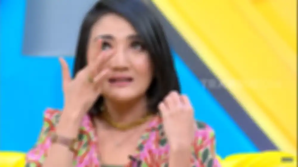 Kiki Amalia tak kuasa menahan air mata saat menceritakan keinginan terakhir sang ayah.