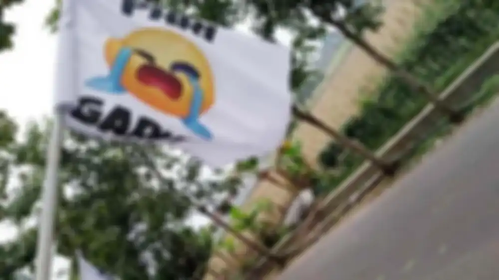 PPKM darurat diperpanjang? Presiden Joko Widodo (Jokowi) mengambil keputusan ini. Foto bendera putih pengusaha disorot.