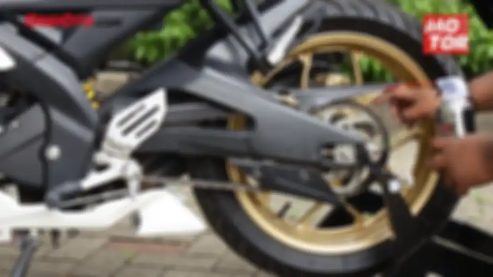 Bersihkan rantai motor dengan cara disemprot