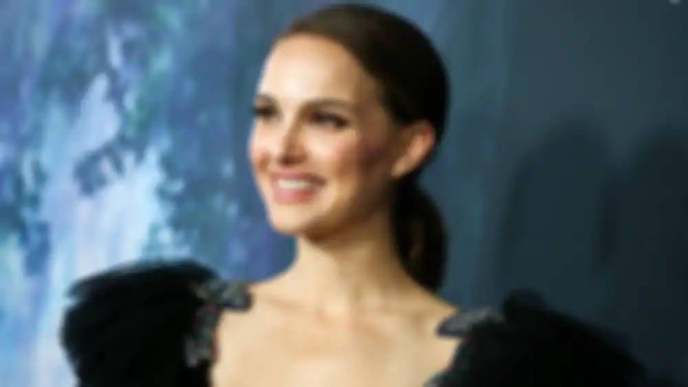 Terima Mjolnir dari Sutradara, Natalie Portman Akan Jadi Thor Perempuan dalam Film Thor : Love and Thunder