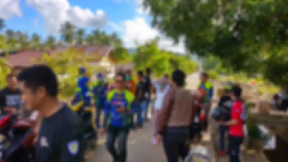 Member ARCI Bobocha dan ARCI Bolmut Chapter sedang membagikan bantuan logistik.