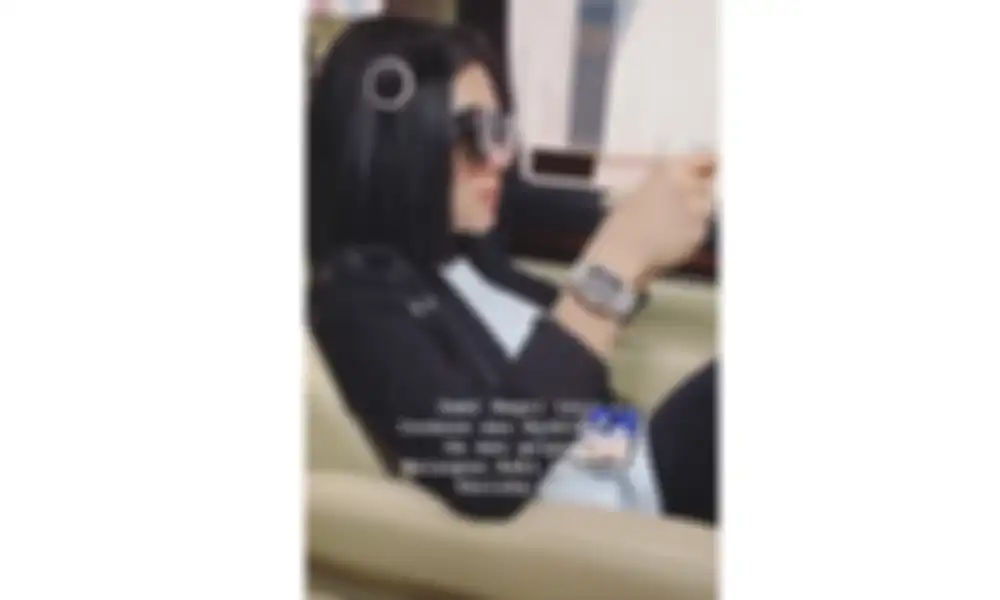Syahrini tengah menunggu giliran untuk mencoblos calon pemimpin daerah dan negara di hari Pemilu