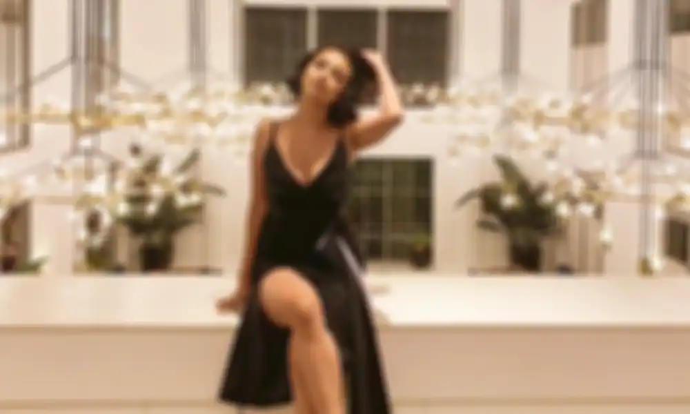Pakai Tanktop Belahan Dada Super Rendah, Vanessa Angel Unggah Potret di Dalam Mobil