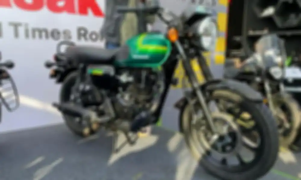 Kawasaki W175 Street punya mesin injeksi dan pelek cast wheel.
