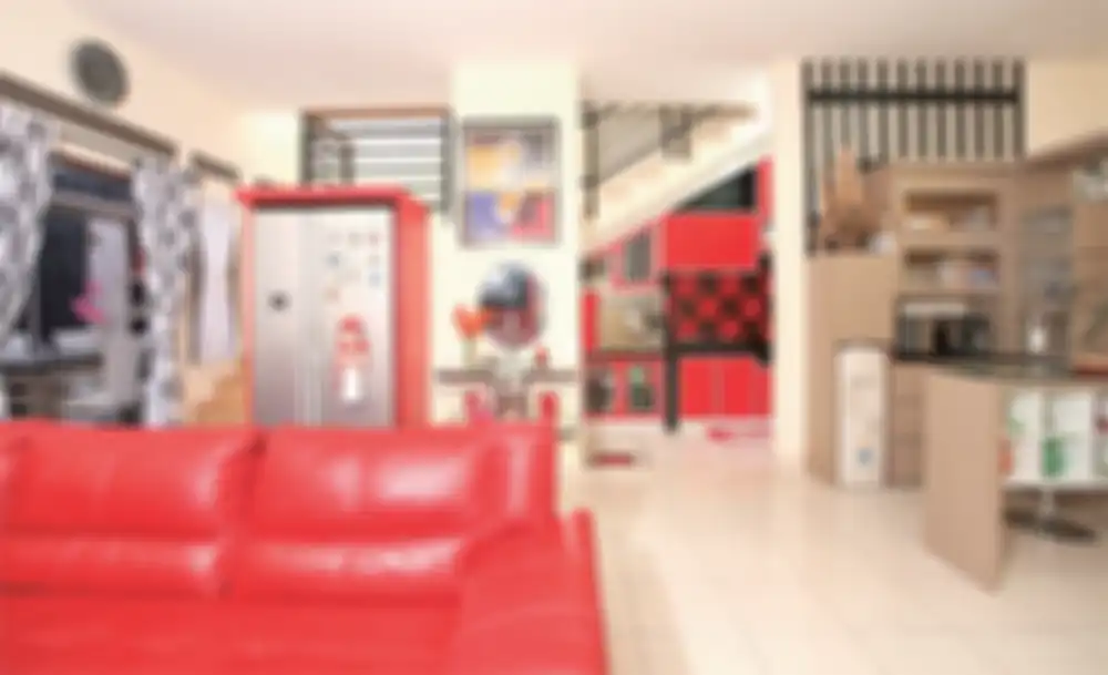 Warna merah kegemaran Herny menghiasi beberapa ruangan di rumah.
