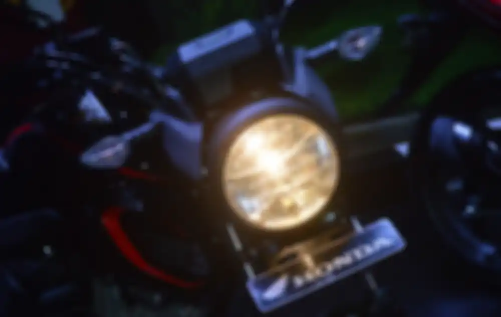 Penggunaan lampu motor di siang hari sangat penting untuk keselamatan.
