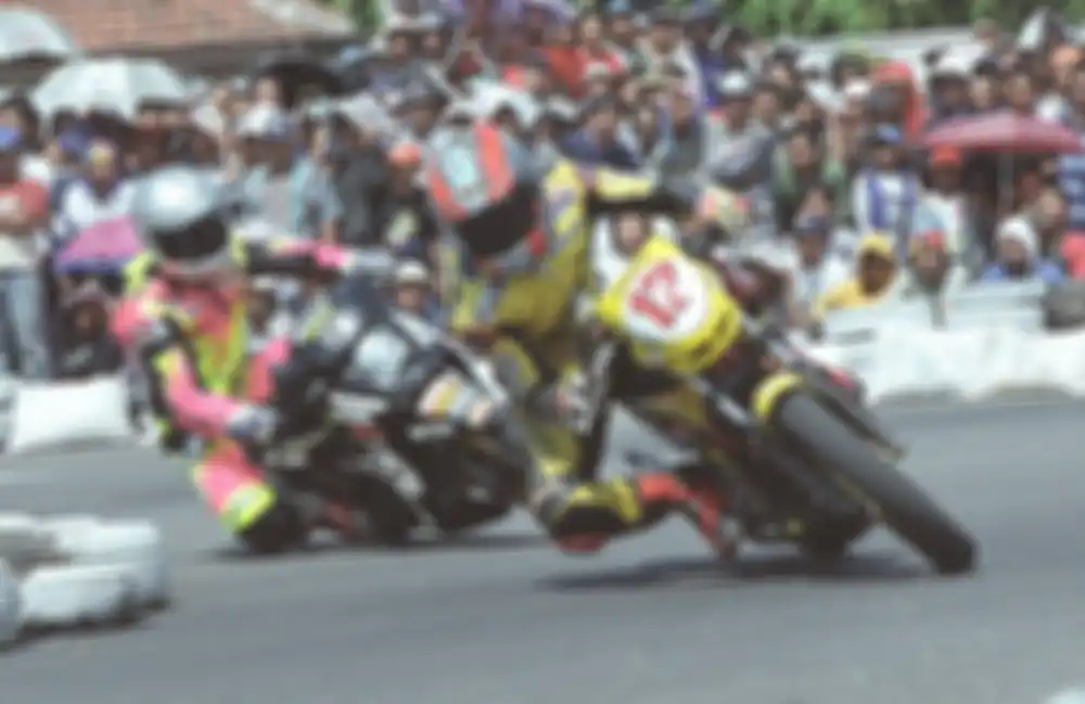 Road Race Kelas Underbone 2-tak Ahmad Jayadi (17) pakai Honda Tena dan Hendriansyah (2) pakai Suzuki RG Sport