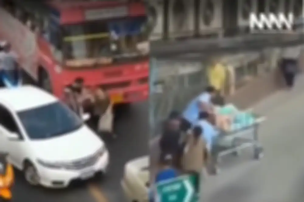 Seorang pria menggendong ibunya di tengah jalanan macet dan membawanya ke RS.