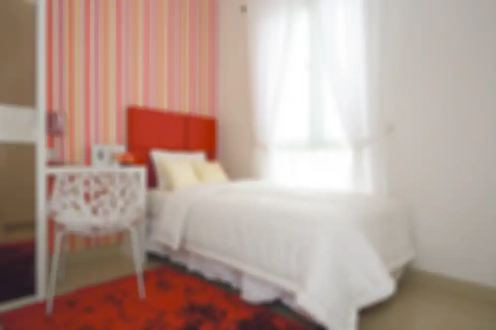 Di area tempat tidur sebaiknya digunakan warna-warna merah tidak secara frontal berada di hadapan mata. Dengan demikian, kamar tidur tetap dapat menjadi area istirahat yang pas.