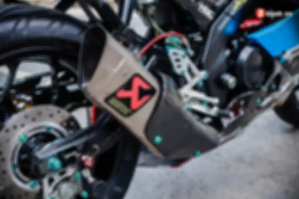 untuk menyempurnakan tampilan kekar dari Yamaha R15 ini, dipasang pula exhaust system dengan muffler Akrapovic R1.