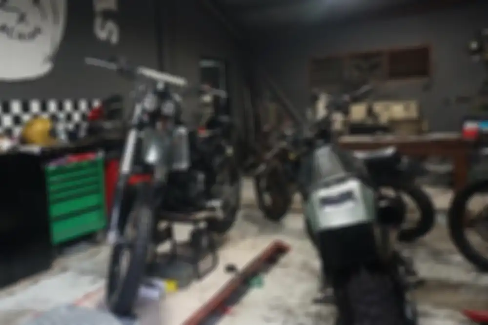 Modifikasi motor kustom yang sedang dikerjakan Deus Ex Machina Bali.