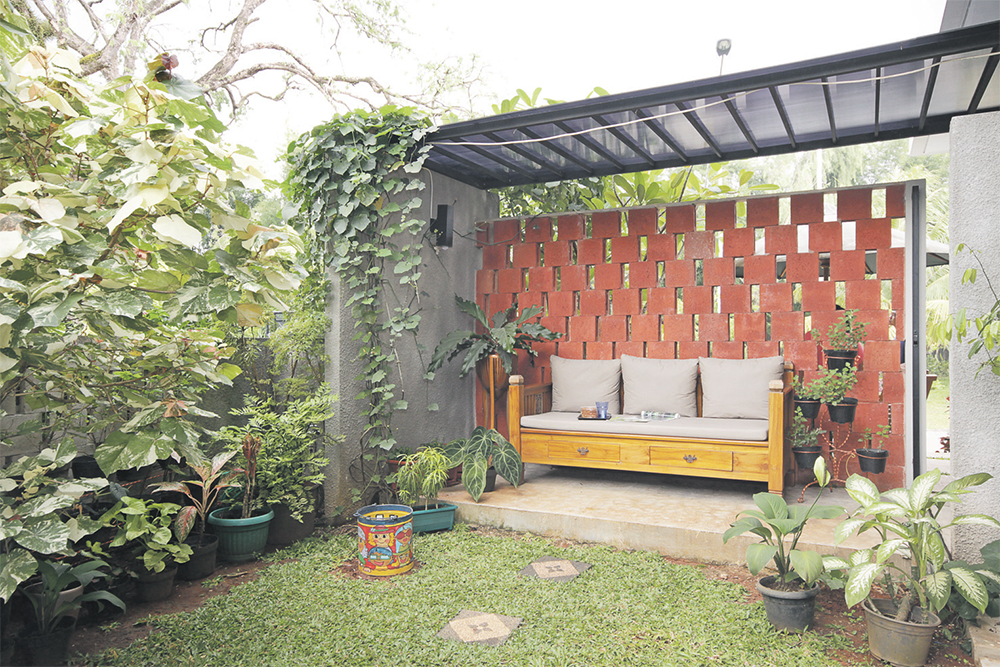 Teras di taman samping rumah pun tak kalah nyamannya untuk duduk santai.