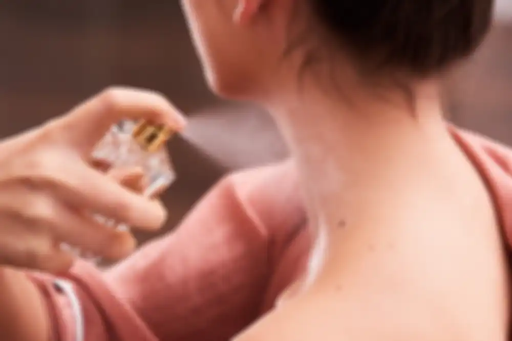 memakai parfum
