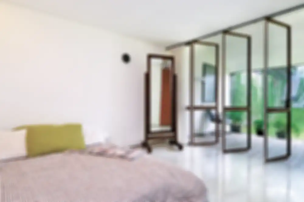Bukaan besar di kamar tidur, usahakan menghadap tenggara hingga timur laut.