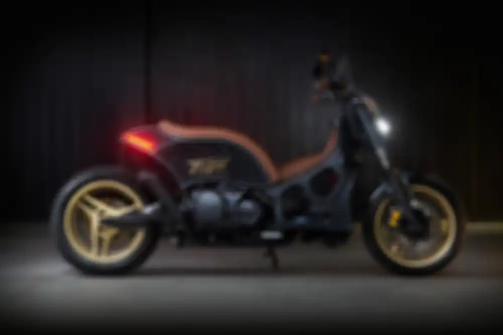 Semua bodi utama Yamaha TMAX dilepas dan diganti dengan bodywork baru.