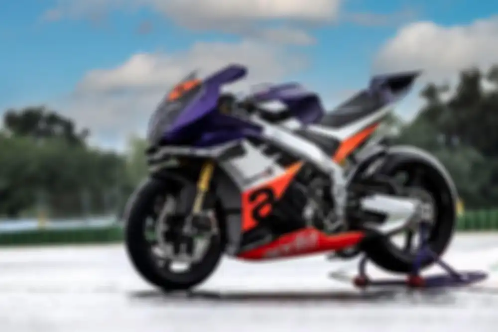 Motor baru Aprilia RSV4 menggunkan fairing carbon sama dengan di MotoGP
