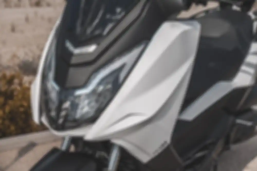 Bagian fascia depan Mitt 330 GTS mirip Honda Forza.
